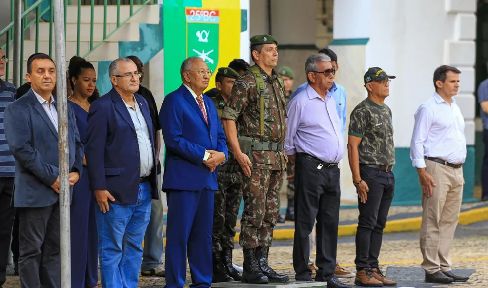 Autoridades presentes na solenidade