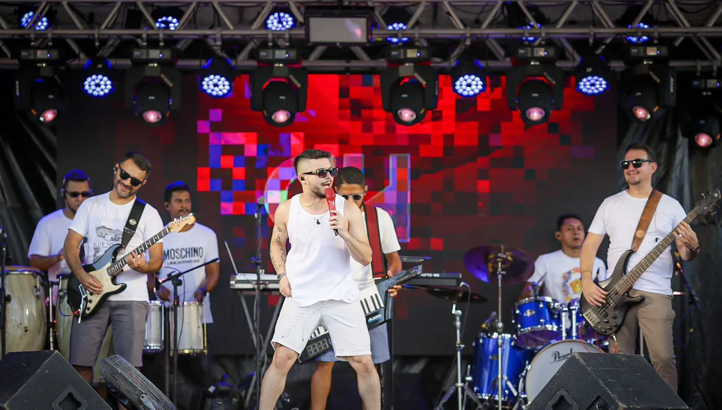 Banda se apresenta no Corso de Teresina