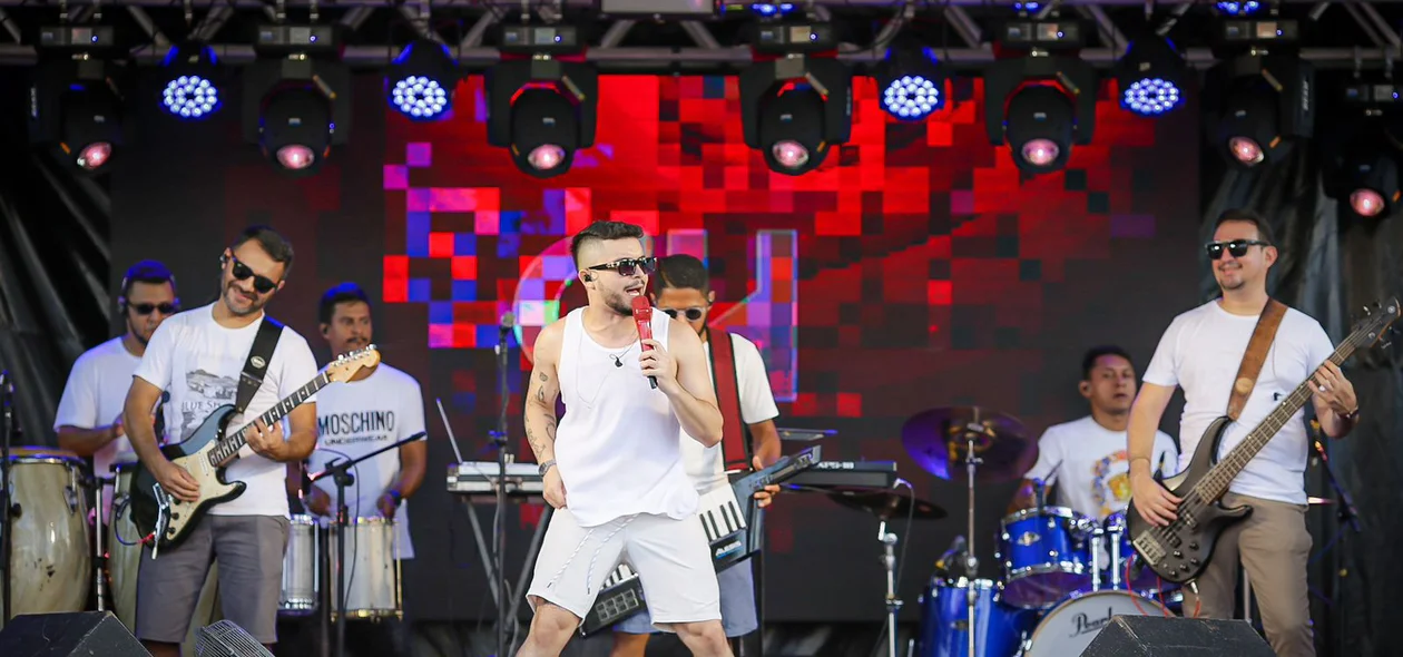 Banda se apresenta no Corso de Teresina