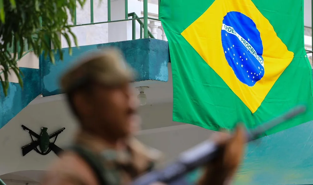 Bandeira do Brasil estendida durante evento no 25º BC