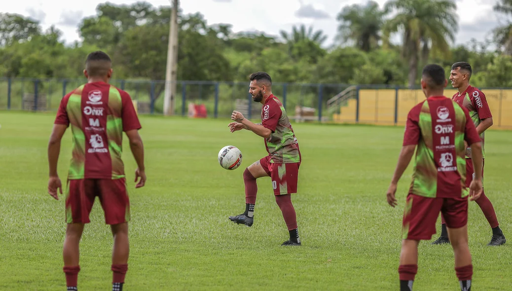Bismarck e os atletas do Fluminense-PI