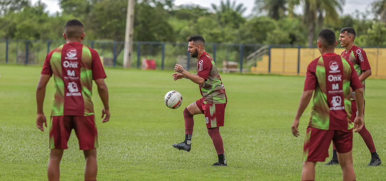 Bismarck e os atletas do Fluminense-PI