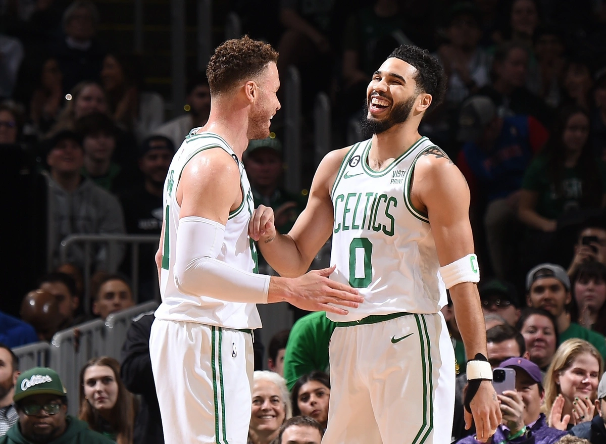 Blake Griffin e Jayson Tatum comemoram vitória em cima do Pistons