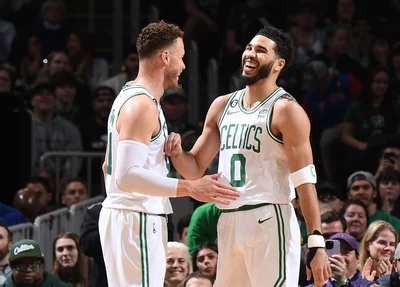 Blake Griffin e Jayson Tatum comemoram vitória em cima do Pistons