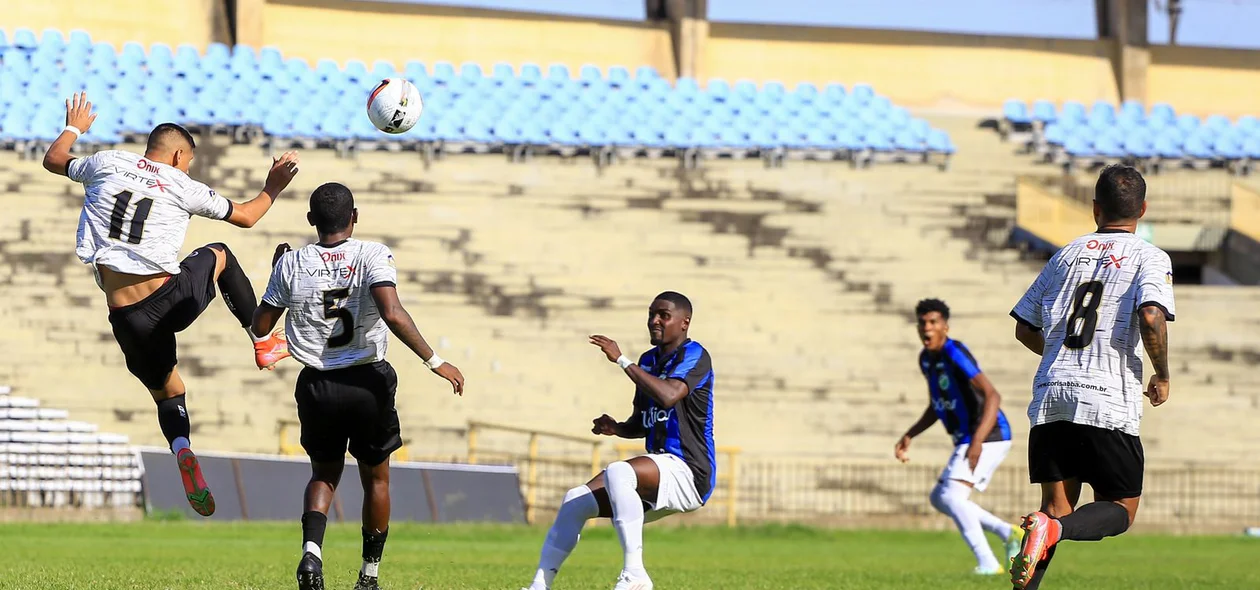 Bruno Henrique ao tentar realizar chute