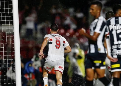 Calleri balançando as redes contra o Santos