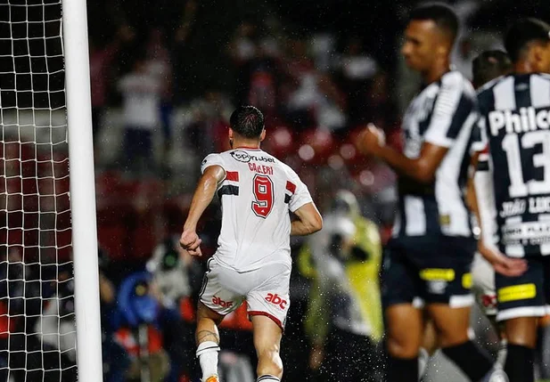 Calleri balançando as redes contra o Santos