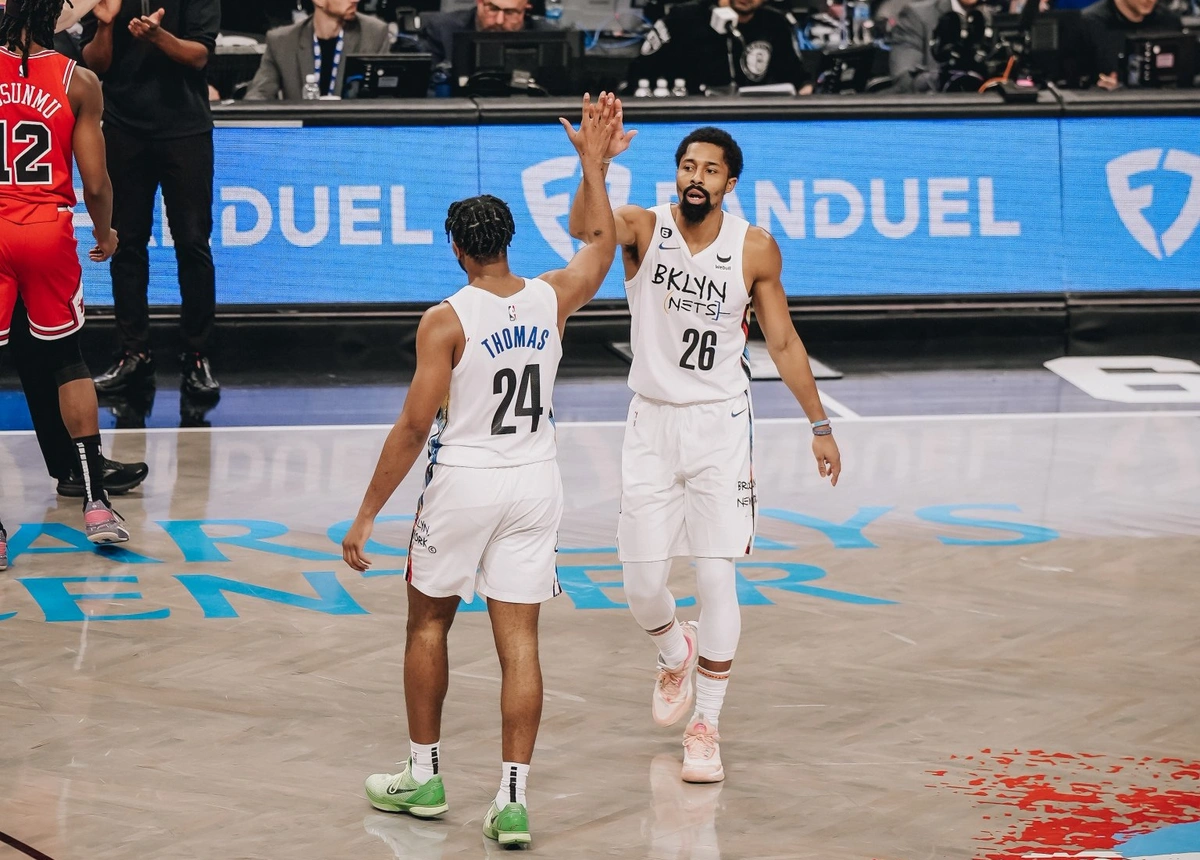 Cam Thomas e Dinwiddie comemoram vitória da equipe