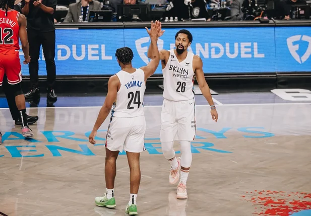 Cam Thomas e Dinwiddie comemoram vitória da equipe