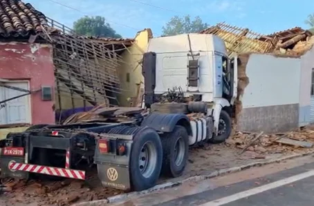 Caminhão invade residência e atinge veículo em Manoel Emídio
