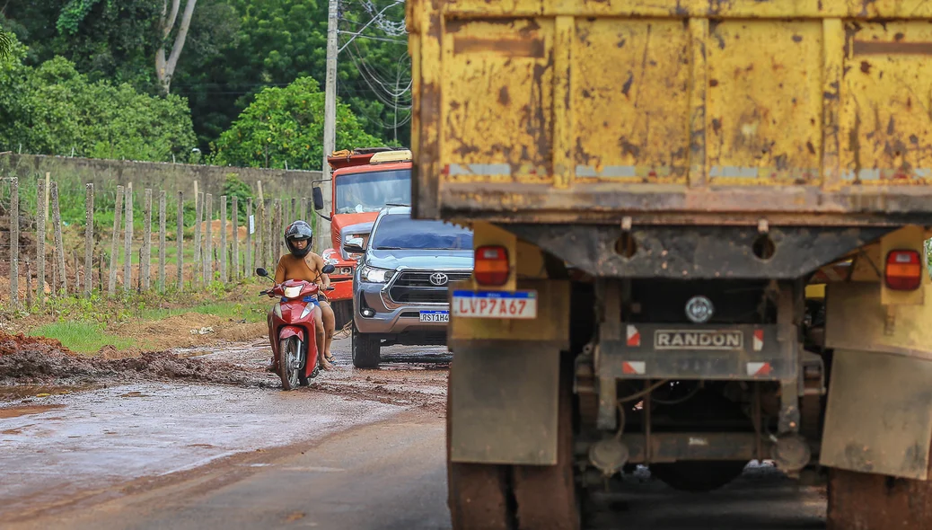 Caminhões causam transtornos aos moradores