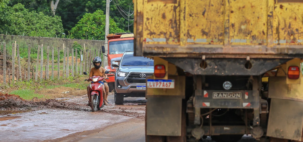 Caminhões causam transtornos aos moradores