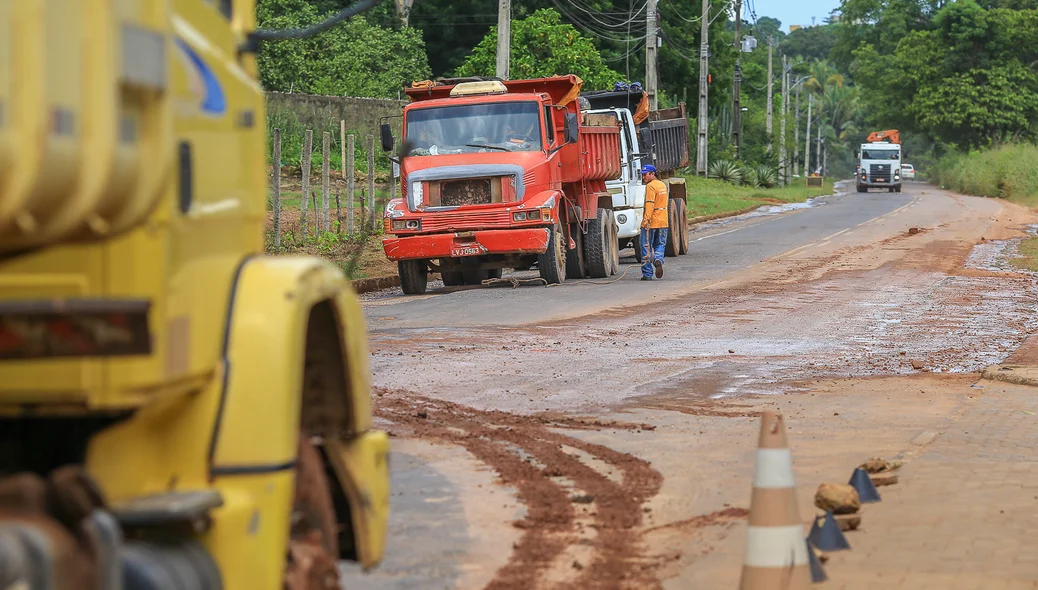 Caminhões despejam entulho em frente a condomínio e causa transtorno