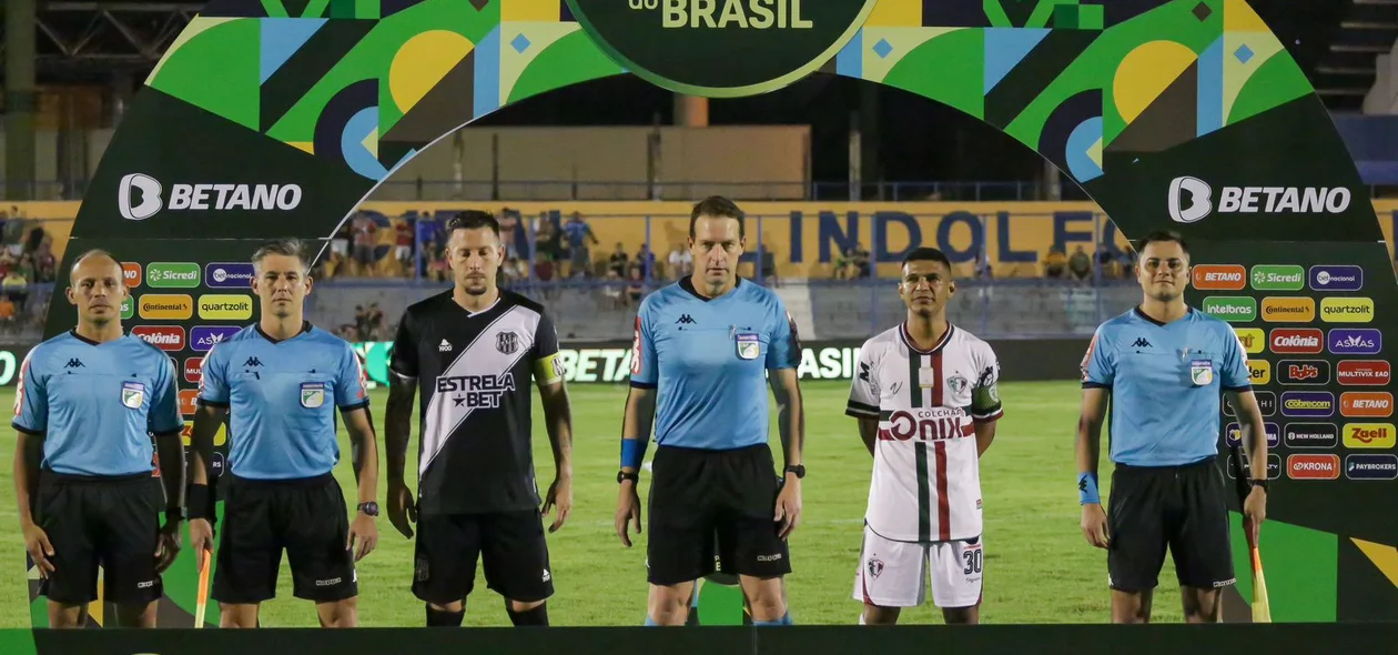 Capitão da Ponte Preta (Fábio Sanches), capitão do Fluminense-PI (Pio) e equipe de arbitragem