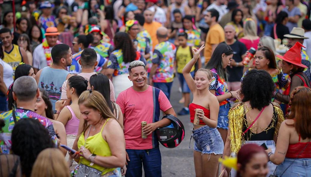 Capote desfila pela Avenida Dom Severino