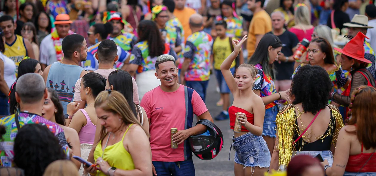 Capote desfila pela Avenida Dom Severino