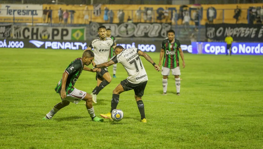 Carlinhos (Fluminense-PI) tentando drible em Janderson (Ceará)