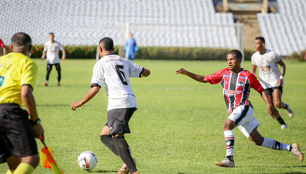 Carlos Henrique com a posse de bola