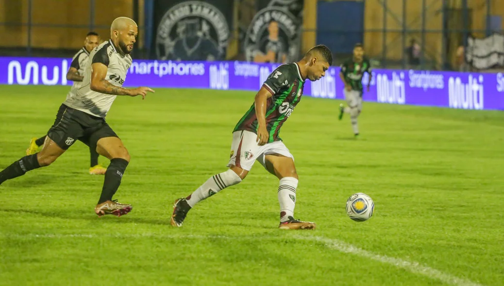 Carlos Henrique, lateral-direito do Fluminense, na condução da bola