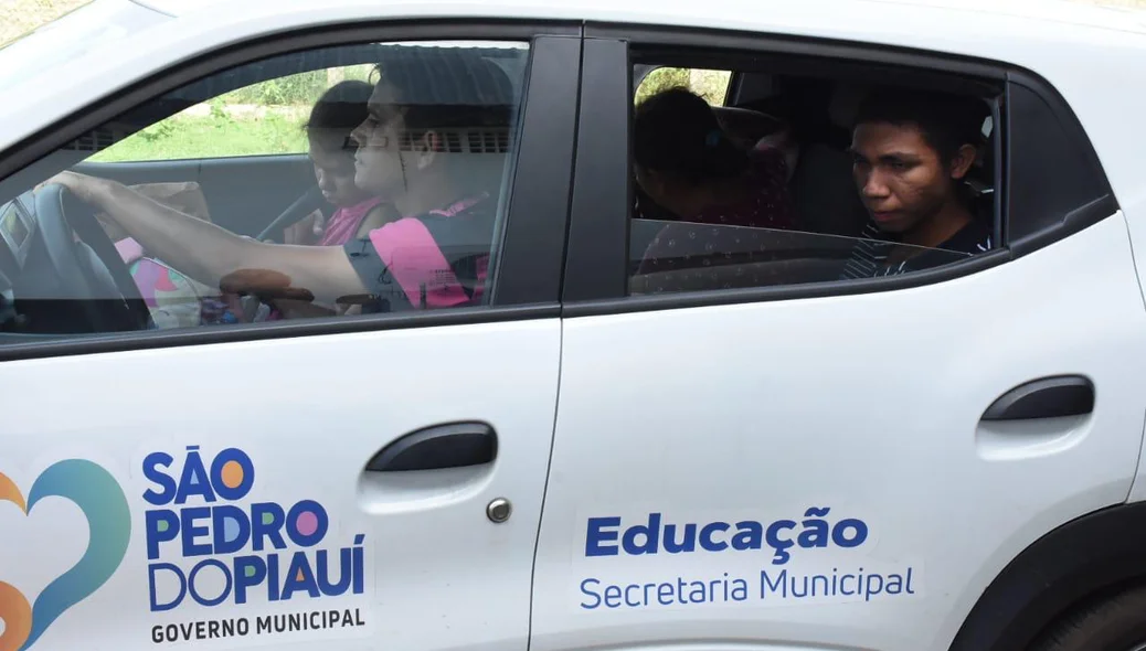 Carro da Prefeitura de São Pedro do Piauí com familiares