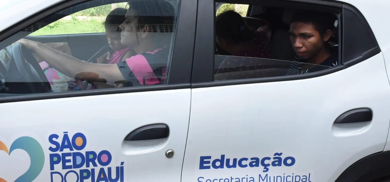 Carro da Prefeitura de São Pedro do Piauí com familiares