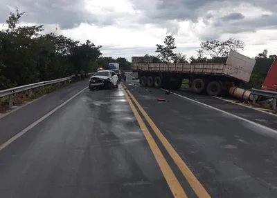 Carro deslizou na pista e o caminhão colidiu contra o automóvel