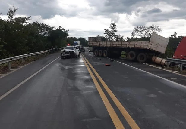 Carro deslizou na pista e o caminhão colidiu contra o automóvel