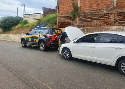 Carro recuperado pela PRF
