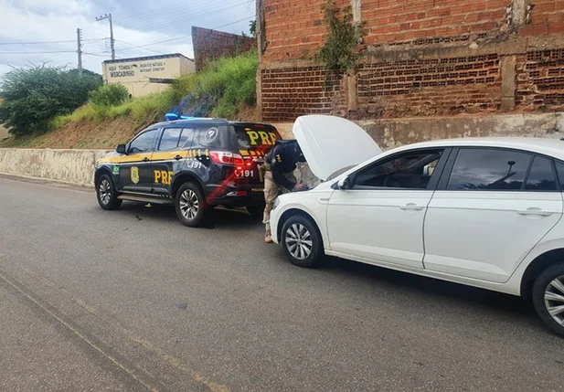 Carro recuperado pela PRF