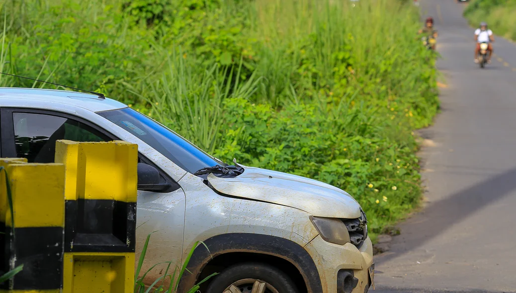 Carros tem visão prejudicada pelo mato