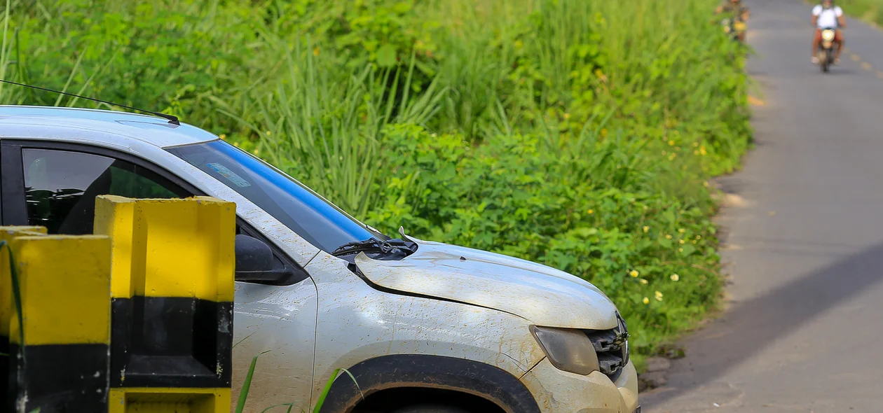 Carros tem visão prejudicada pelo mato