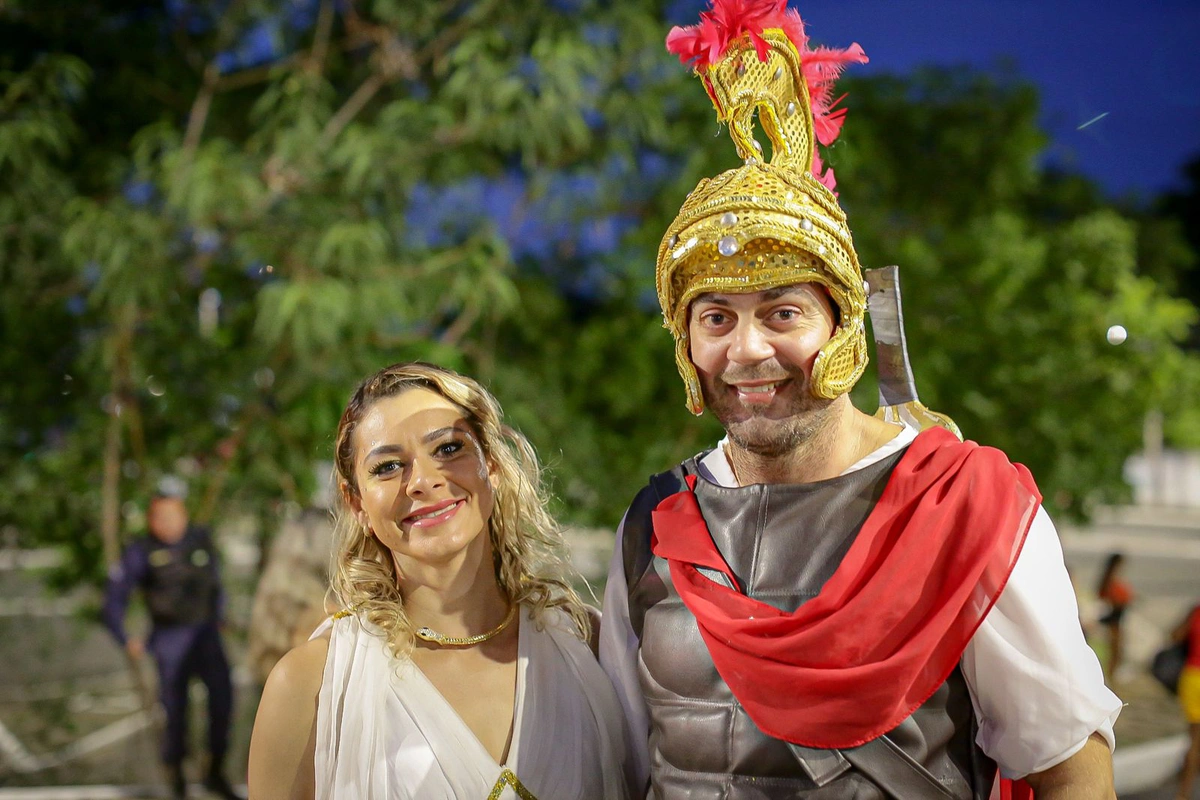 Casal comemora 1 ano de namoro no corso de Teresina