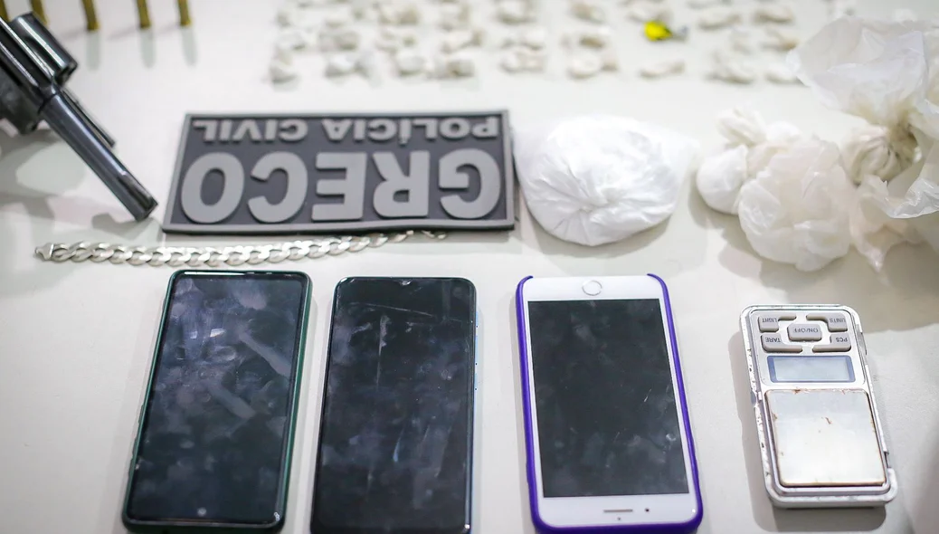 Celulares, arma e droga apreendida em poder dos criminosos