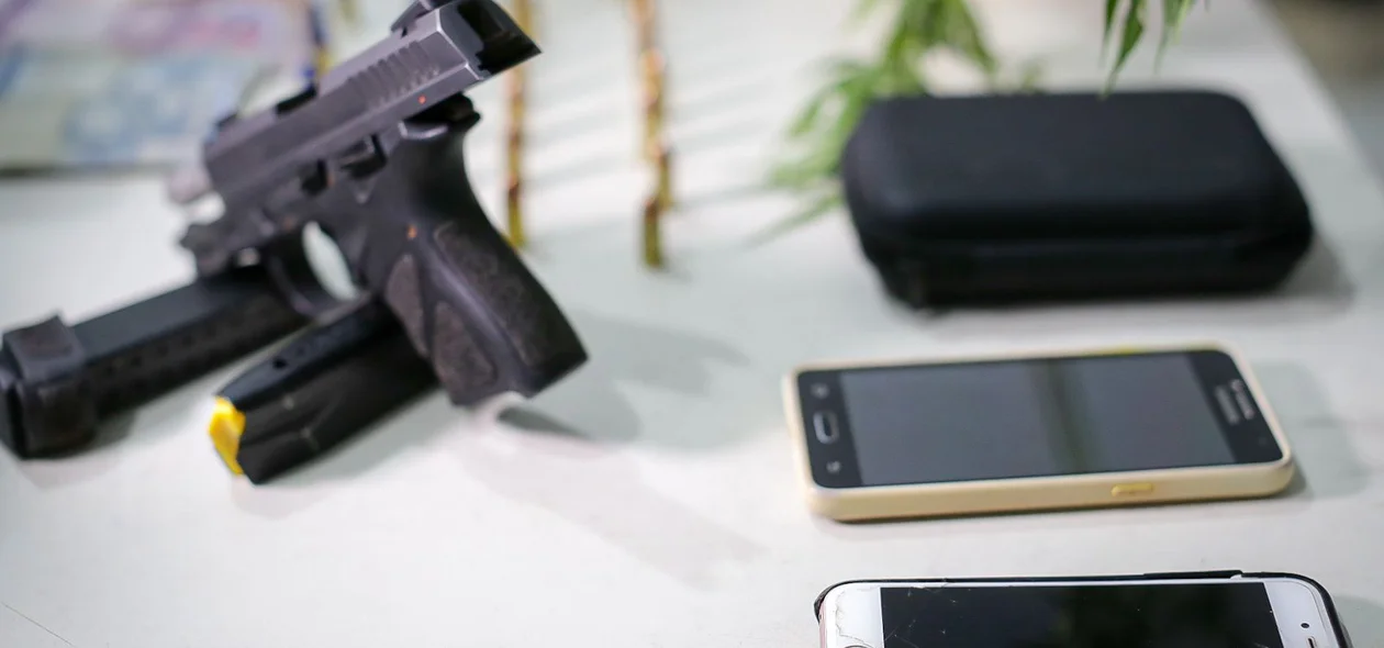 Celulares e arma apreendidos