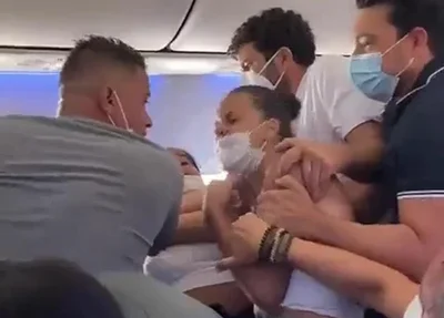 Confusão entre duas famílias dentro de avião