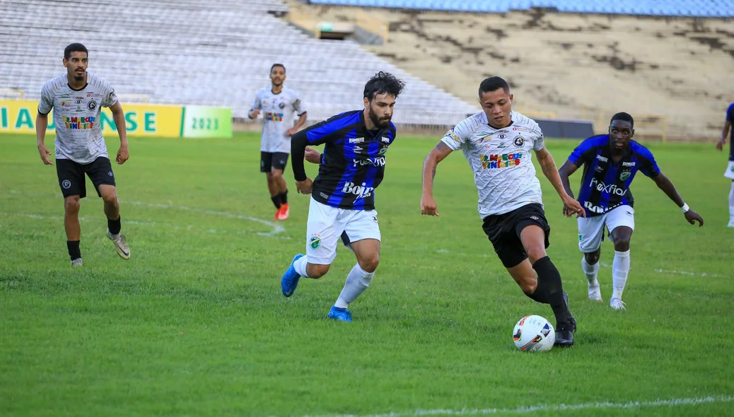 Corisabbá chega ao ataque e tenta burlar marcação