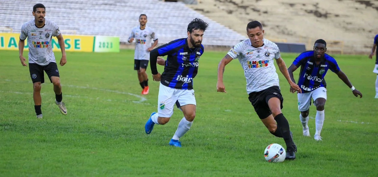Corisabbá chega ao ataque e tenta burlar marcação