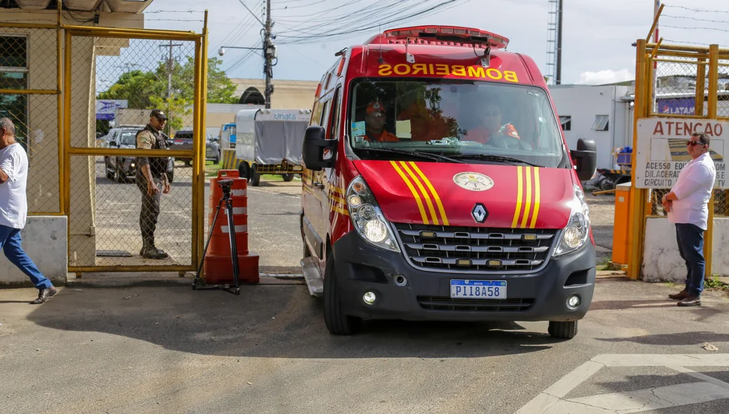 Corpo de Bombeiros acompanham familiares durante o traslado