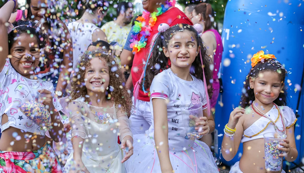 Crianças brincando no carnaval