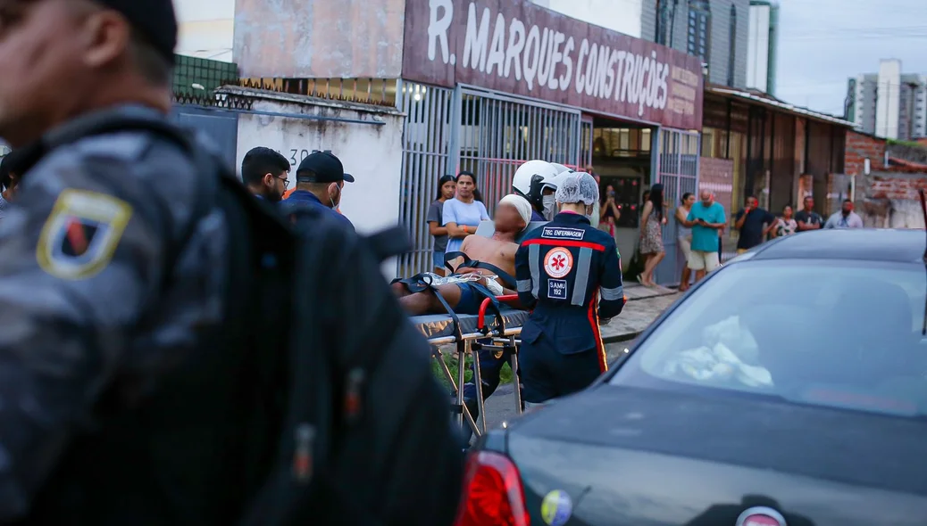 Criminoso baleado levado pelo SAMU