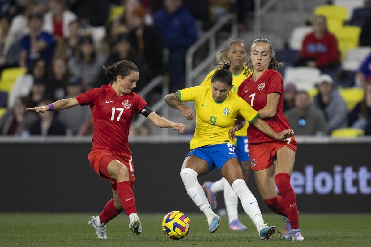 Debinha tenta se livrar da marcação canadense