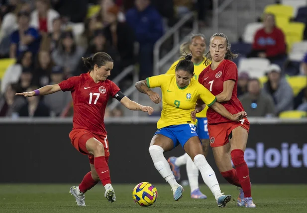 Debinha tenta se livrar da marcação canadense