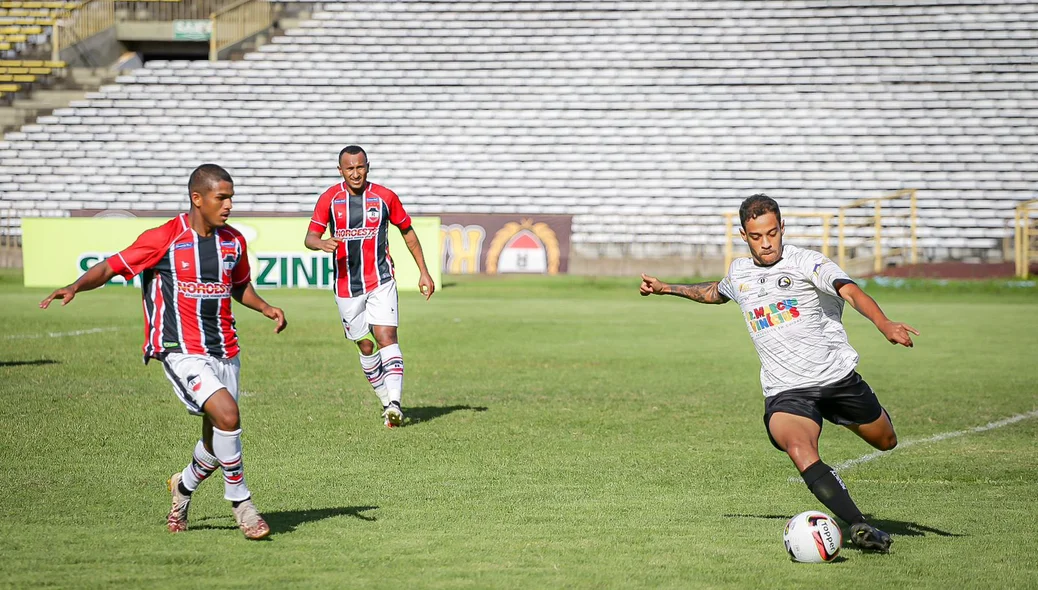Defensor do Corisabbá se livrando da bola