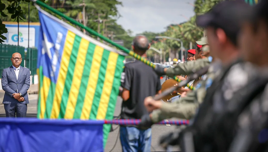 Deputado Franzé Silva na revista da tropa