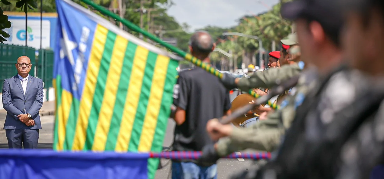 Deputado Franzé Silva na revista da tropa