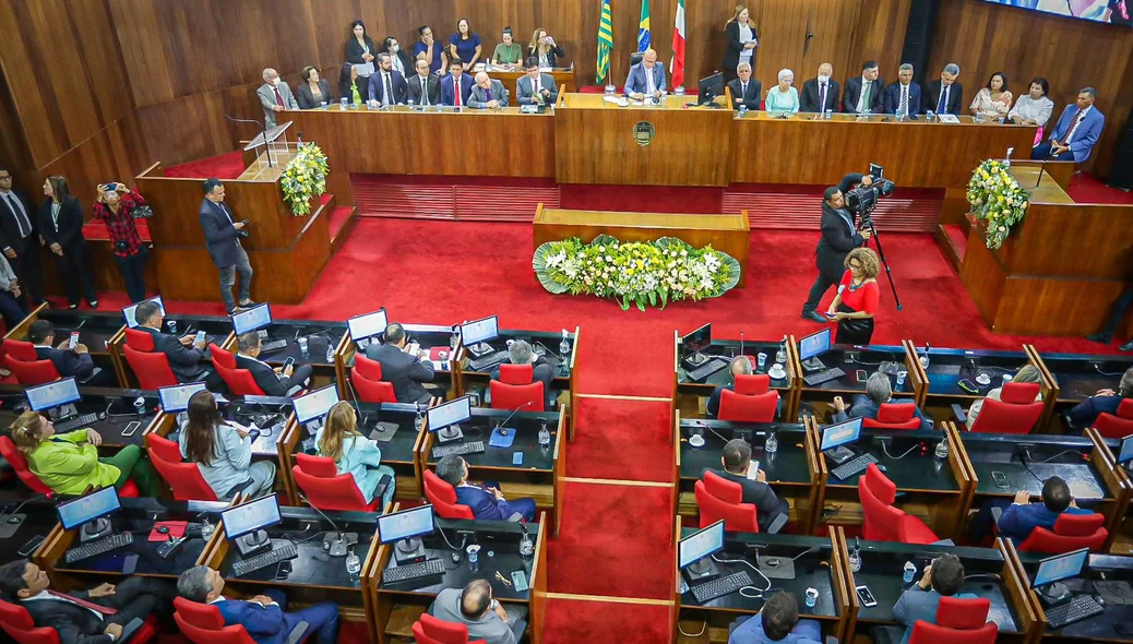 Deputados reunidos na Assembleia Legislativa do Piauí