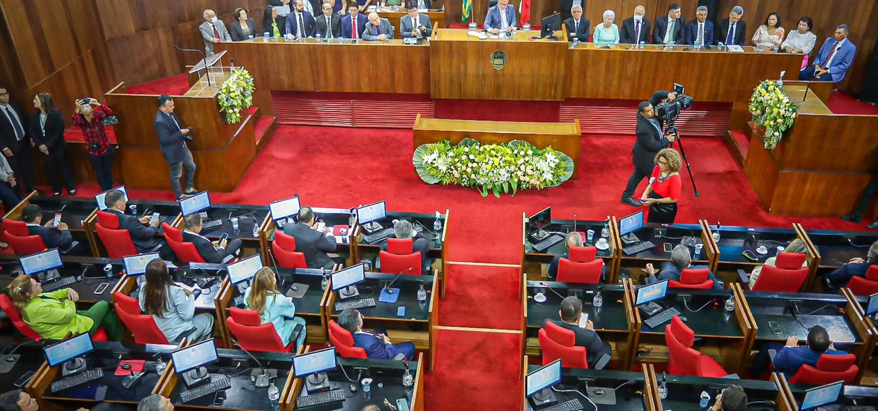 Deputados reunidos na Assembleia Legislativa do Piauí