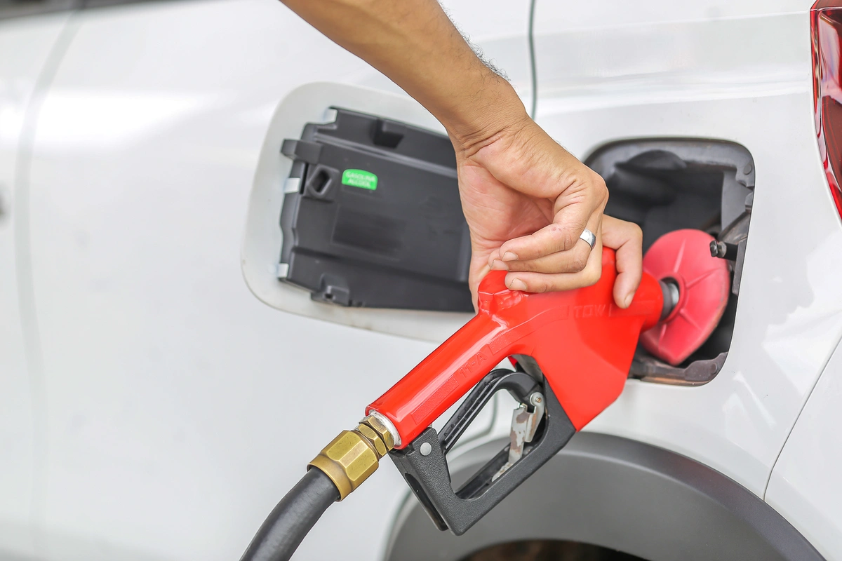 Detalhe de carro sendo abastecido com gasolina