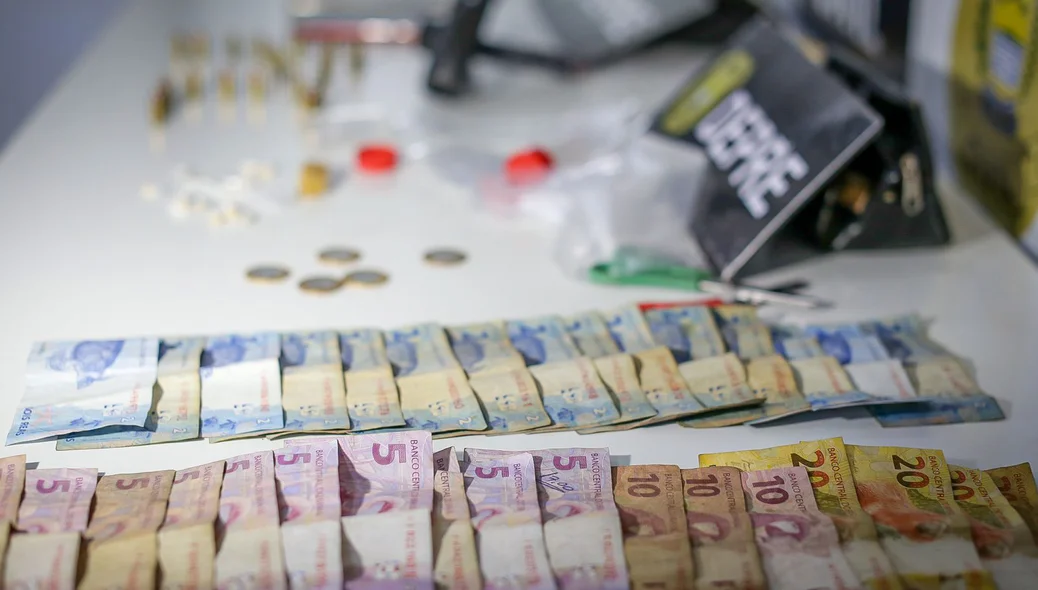 Dinheiro, arma e drogas apreendido durante operação da Polícia Civil