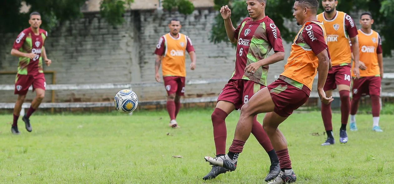 Disputa de bola durante o treino